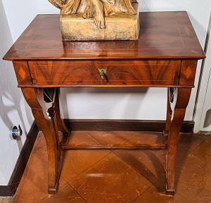 44. Pequena mesa de trabalho Biedermeier do início do século XIX