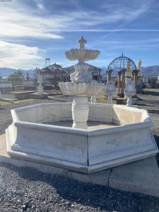 Zentraler Brunnen aus weißem Marmor