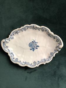 Maiolica maréchale dish with Rouen-style decoration, Doccia-Ginori manufactory.