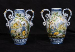 Coppia di vasi antichi in maiolica smaltata raffigurante scene pastorali. Napoli fine XIX secolo.