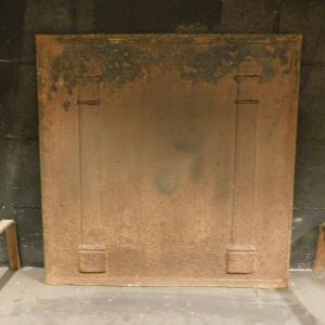 p16 - piastra grande in ghisa con colonne, misura cm l 67 x h 67