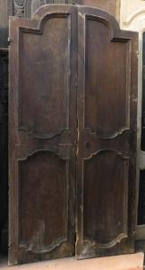  PTI747 - Porta in legno di noce centinata, misure cm L 113 x H 222 