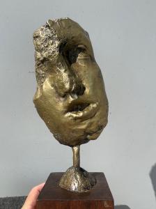 Scultura in bronzo dorato con base lignea.Firmata.