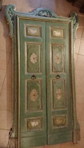 Porta dupla charmosa com moldura marmorizada.