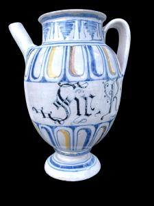 Versatoio in maiolica con decoro a motivi geometrici stilizzati.Bassano.