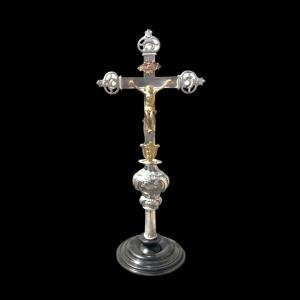 Croce astile da cerimonia in metallo ( parte globulare in argento).Italia.( base in legno da esposizione)