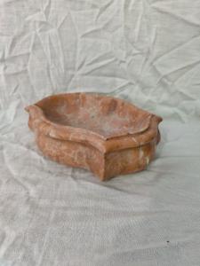Deliziosa acquasantiera mossa in marmo rosa - 26 x 19 cm - Venezia