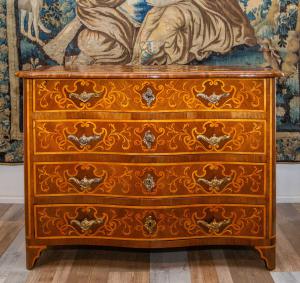 Cassettone in noce intarsiato, Origine Piemonte, metà del Settecento, Inlaid walnut chest of drawers, from Piedmont, mid-18th century