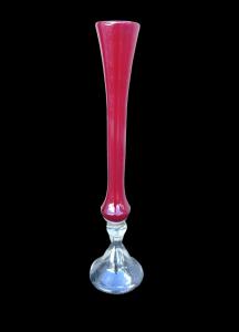 Vaso a ‘tromba’ in vetro incamiciato rosso-lattimo.Murano.