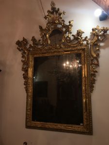 Prächtiger Spiegel aus vergoldetem und geschnitztem Holz, Venedig, 18. Jahrhundert