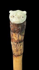 Stock mit Elfenbeinaufsatz, der einen versteckten Bulldog darstellt.