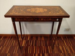 Mesa de jogo holandesa retangular do século XIX ricamente embutida.