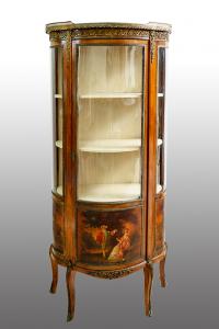 Vitrine antiga no estilo Vernis Martin do período Napoleão III. França, século XIX.