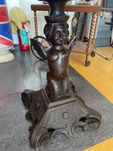 Tavolino con scultura neorinascimentale