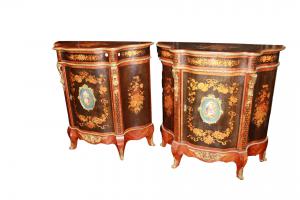 Coppia di preziosi credenzini piccoli servant stile Luigi XV in legno riccamente intarsiati con medaglione in porcellana Sevres
