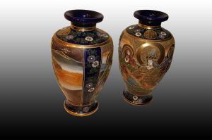 Par de vasos Satsuma em porcelana japonesa com marca da manufatura, personagens e decorações