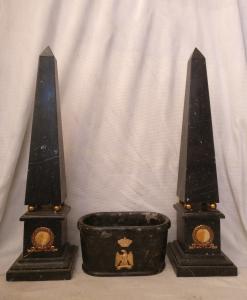 Elegante Trittico - Coppia di Obelischi e vaschetta centrale - Marmo Nero Marquinia, ornamenti in bronzo dorato - fine 19° secolo - Venezia
