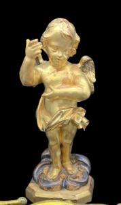 ENGELSKULPTUR, PUTTO AUS VERGOLDETEM HOLZ MIT GOLDLAUB - LUDWIG PHILIPP