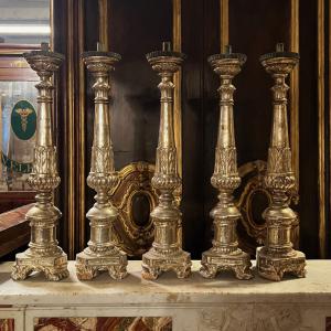 LAMP232 - n. 5 Candelieri argentati, epoca '700, misura cm L 18 x H 75 x P 18   