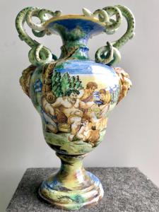 Grande vaso in maiolica a manici serpentiformi con decoro istoriato con baccanale.Manifattura di Angelo Minghetti .Bologna.