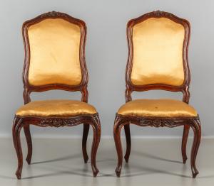 Acht Nussbaumstühle im Louis-XV-Stil, fein geschnitzt, Genua, erste Hälfte des 18. Jahrhunderts
