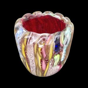 Vase der Serie 'Bizantino' aus schwerem, überfangenem Glas mit gelapptem Oberrand und Einsätzen aus Aventurin, Zanfirico und mehrfarbigem Filigran. Herstellung A.Ve.M. Murano.