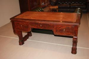 Antica grande scrivania francese del 1800 con piano in pelle stile Direttorio in mogano
