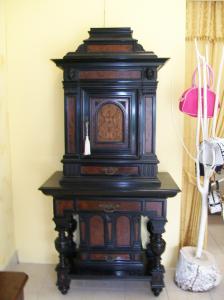 Importante mobile cabinet, risalente al 1860 e di rappresentanza. 100 l x 208 h x 59 p. 
