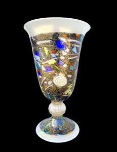 Kelchlampe mit Einsätzen aus Mosaiksteinen, Murrinen und Blattgold. Einzelstück. La Murrina, Murano. 2013.