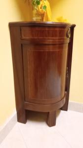 Eckschrank aus Mahagoni aus dem 20. Jahrhundert. 52 B x 100 H x 42 T.