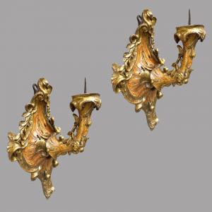 Pair of Louis XIV wall lights in finely carved, lacquered, and gilded wood, Lombardy early 18th century.