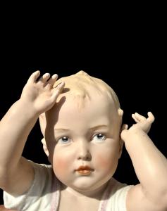 Figura di bambino ‘piano baby’ in porcellana bisquit. Manifattura Heuback,Germania. - Foto 5