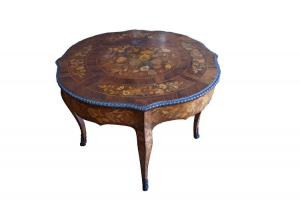 Splendid Dutch table from the 1700s in the Louis XV style, richly inlaid