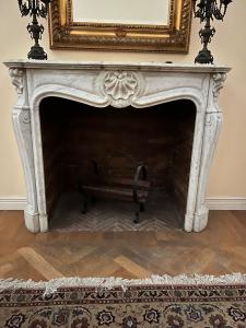 Kamin aus Carrara-Marmor
