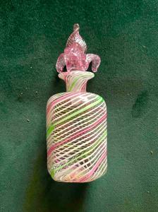 Bottiglietta portaprofumo in vetro mezza filigrana lattimo-verde-rosa e tappo con motivi a foglia.Cenedese Murano.