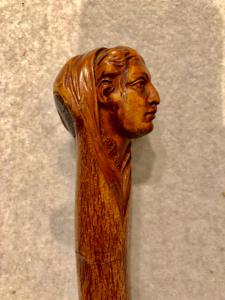 Einteiliger Stock aus Birkenholz mit Knauf, der eine weibliche Figur darstellt.