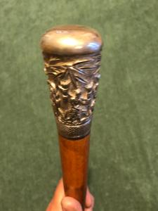 Bastone con pomolo in argento raffigurante personaggi cinesi con paesaggio agreste.