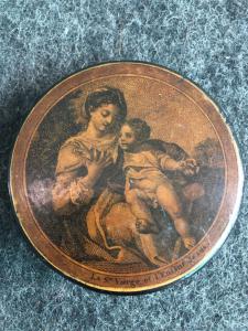 Scatola tabacchiera in papier mache’ con raffigurazione: Madonna con Gesu’bambino.Francia