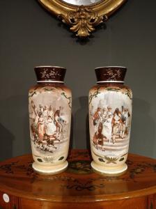 Coppia di vasi francesi in opaline dipinti del 1800 con personaggi
