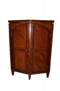 Antike französische Eckvitrine im Louis-XVI-Stil aus dem 18. Jahrhundert, reich verziert mit Walnussholz.