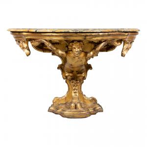 Console en bois sculpté et doré avec plateau en marbre. Sculpteur florentin d'après un dessin de Giovanni Battista Foggini (1655-1725). Florence, XVIIe-XVIIIe siècle.
