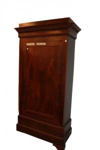 Französischer eintüriger Schrank im Directoire-Stil aus Mahagoni- und Mahagonifurnier