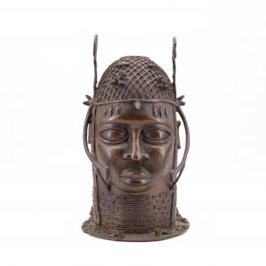 Scultura africana in bronzo, "Testa di uomo con copricapo", Epoca Metà '900, African bronze sculpture, "Head of man with headdress," Mid-20th Century Era