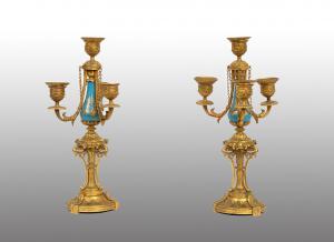 Coppia di candelieri antichi Napoleone III in bronzo dorato e porcellana di Sevres. Francia XIX secolo.