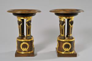 Paar Corlo X Tischchen, verziert mit Sphinxen, aus vergoldeter und patinierter Bronze, Frankreich, Anfang des 19. Jahrhunderts