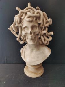 Bellissimo busto a tuttotondo in marmo di Carrara - Medusa con volto di Teschio - H 66 cm