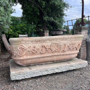Vasca in pietra lavorata