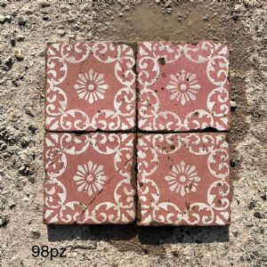 Maioliche rosa con decoro bianco