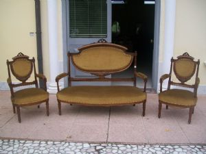 Lombardische Sitzgruppe, bestehend aus Sofa und zwei Sesseln, aus dem späten 19. und frühen 20. Jahrhundert.