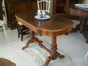 Lombardischer Bisquit-Nusstisch im Louis-Philippe-Stil. 77 h x 118 l x 63 t.